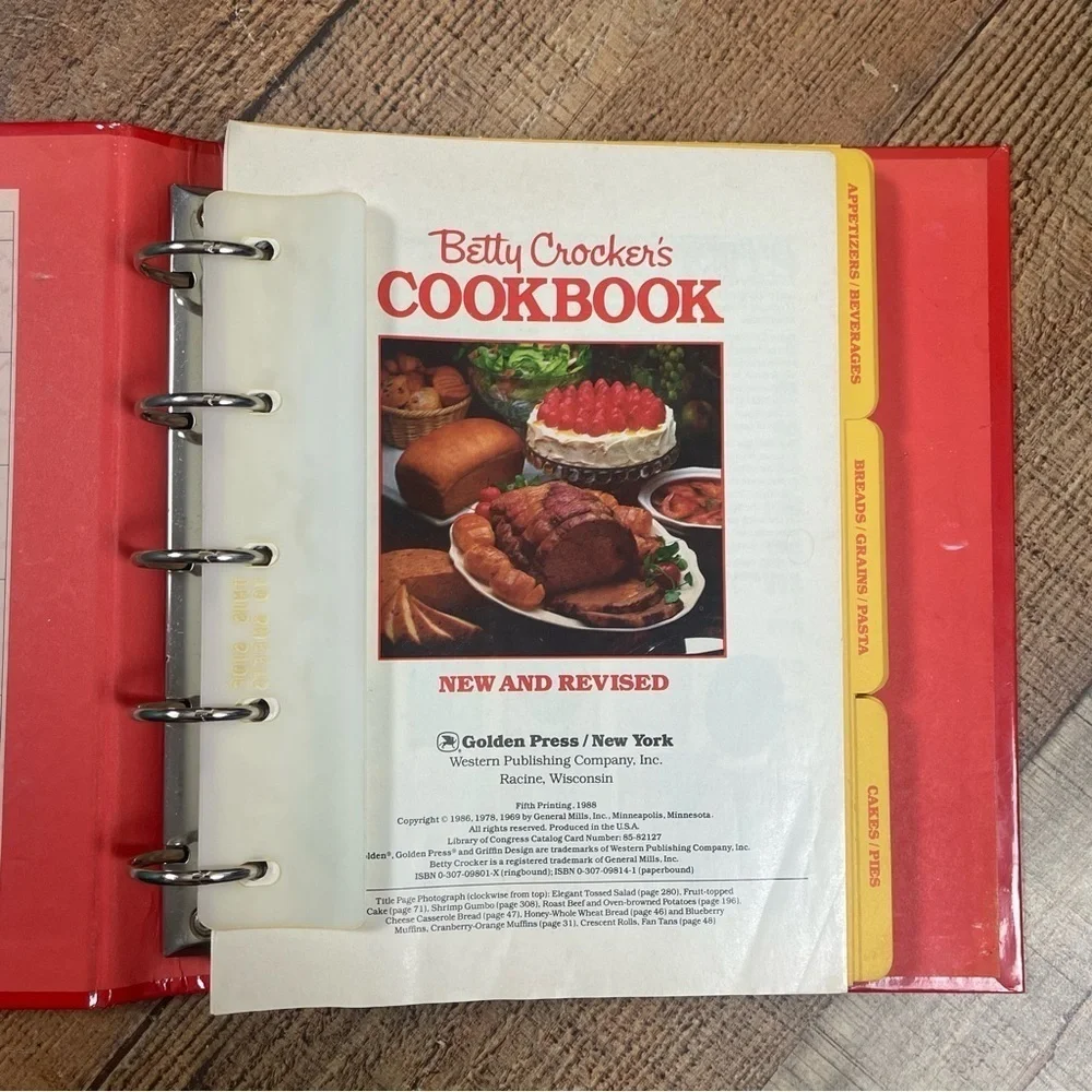 Vintage 1987 Golden Betty Crocker's Cookbook 5 Ring Binder Hardcover Recipes